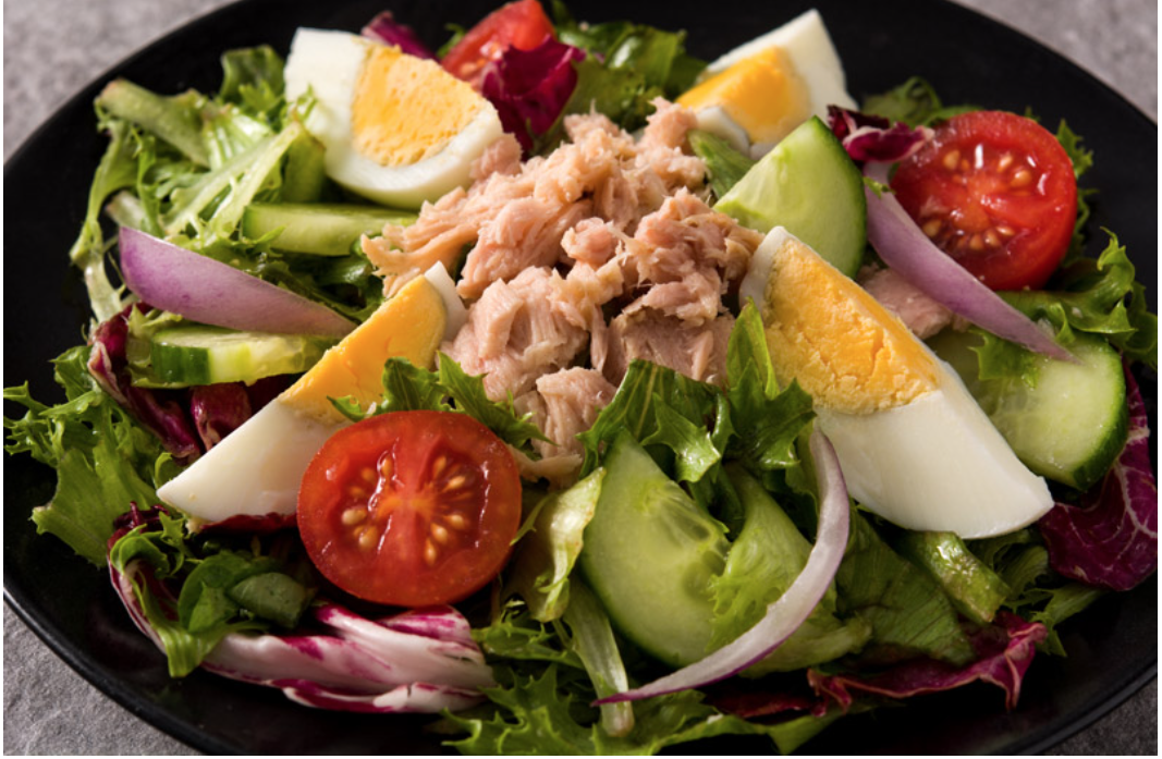 Ensalada mixta con pechuga de pavo.